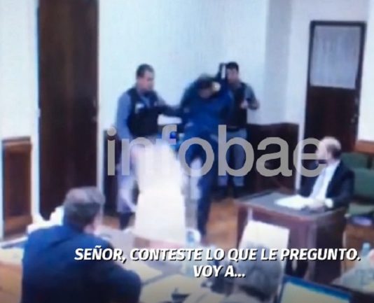 Video: un delincuente liberado que volvió a robar le había arrojado una silla por la cabeza al juez que lo indagó