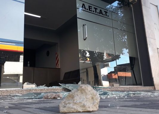 Conflicto del transporte: Rompieron los vidrios de la sede de AETAT (Video)