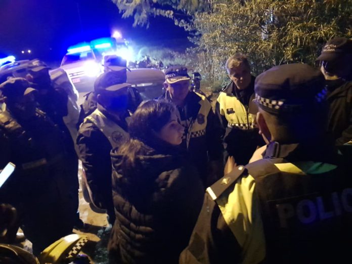 Video | Policías rescataron a un niño que llevaba seis horas perdido entre cañaverales_5eb59e5387554.jpeg