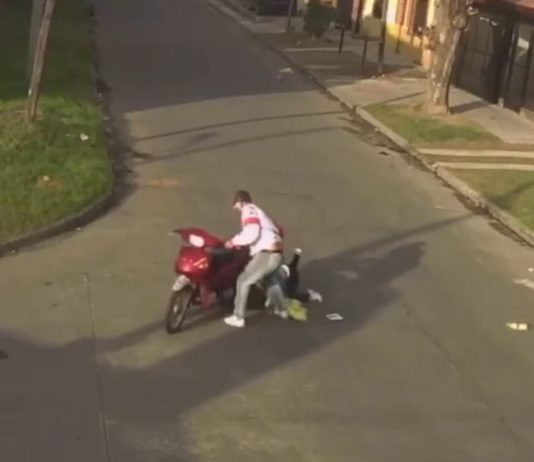 VIDEO: motochorro la arrastró de los pelos después de asaltarla