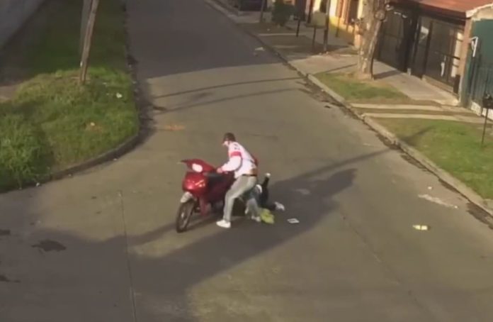 VIDEO: motochorro la arrastró de los pelos después de asaltarla_5edfce3c362bc.jpeg