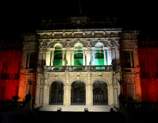 La Casa de Gobierno se iluminó por la tragedia de Líbano