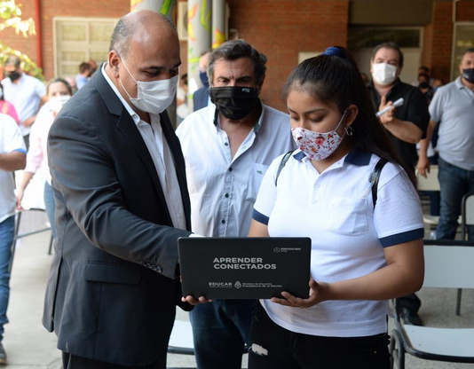 Equidad educativa: Manzur entregó computadoras a escolares luleños