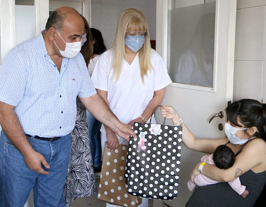 Manzur homenajeó a todas las madres visitando la Maternidad