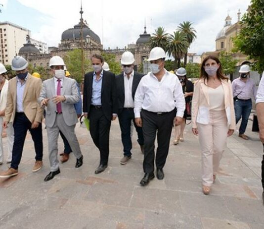 Manzur le mostró a Katopodis la transformación de la plaza Independencia