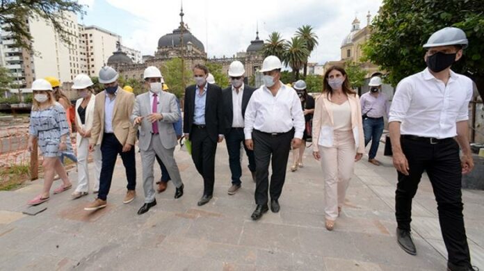 Manzur le mostró a Katopodis la transformación de la plaza Independencia_5ffa3b44cc3b0.jpeg