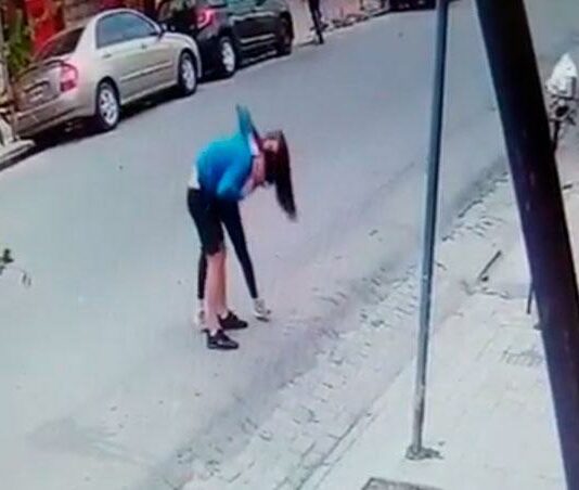 Filtran un nuevo video de la chica que ahorcó a su novio hasta desmayarlo: “Soltalo, estás loca” Novia se golpea la cabeza