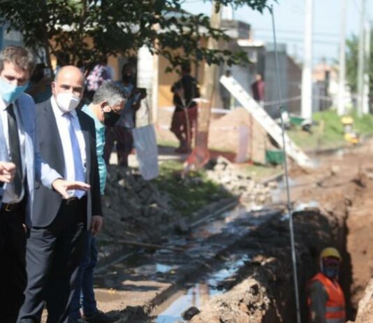 Manzur y Cresto recorrieron obras de saneamiento en el sur de la capital