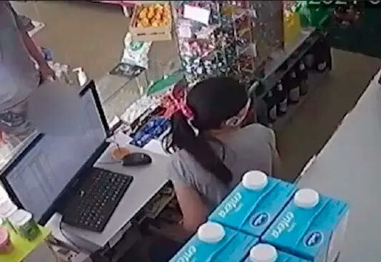 Se desnudó y se masturbó frente a empleada de un kiosco: video se masturba frente a una cajera en un kiosko