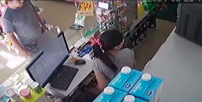 se-masturba-frente-a-una-cajera-en-un-kiosko se masturba frente a una cajera en un kiosko