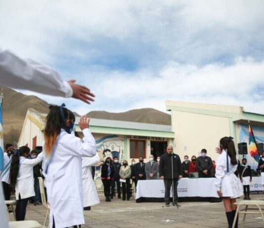 Manzur tomó la promesa de lealtad a alumnos de El Potrerillo