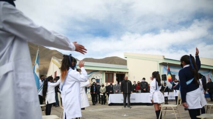 Manzur tomó la promesa de lealtad a alumnos de El Potrerillo_60d2716057786.jpeg