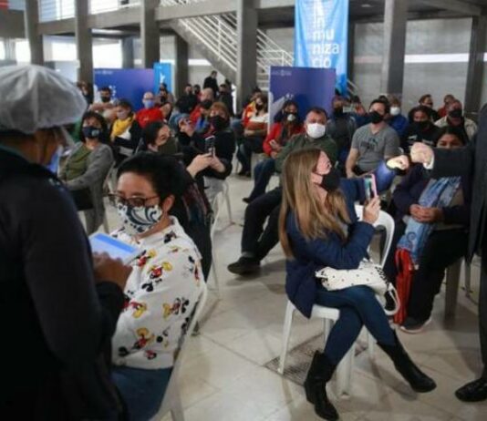 Unas 2.000 personas por día se vacunan en la Escuela Técnica Juan XXIII