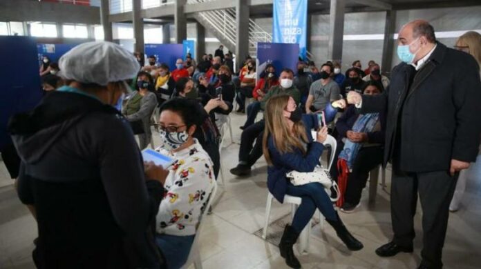 Unas 2.000 personas por día se vacunan en la Escuela Técnica Juan XXIII_60bab647a5030.jpeg