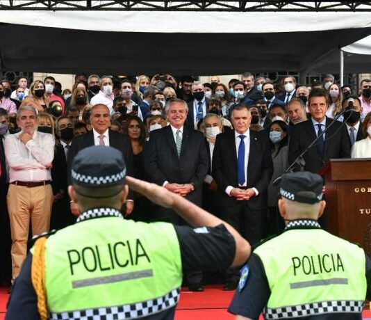 El Presidente encabezó la entrega de 100 camionetas para la Policía de Tucumán