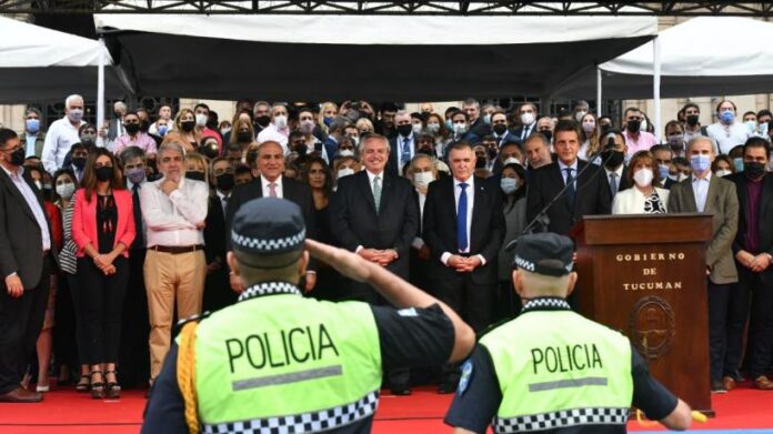 El Presidente encabezó la entrega de 100 camionetas para la