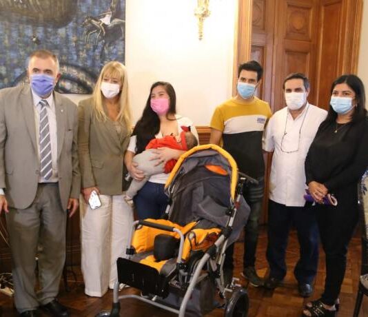 Jaldo entregó un coche postural que cambiará la vida de una bebé