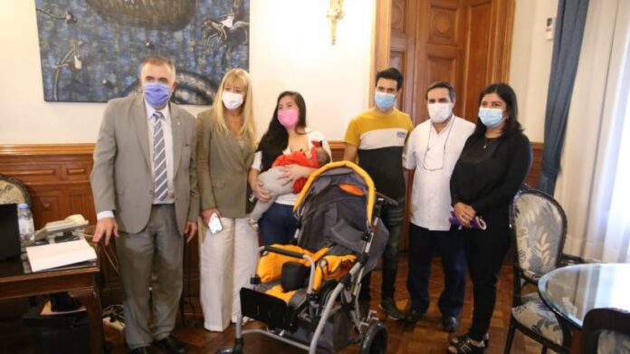 Jaldo entregó un coche postural que cambiará la vida de