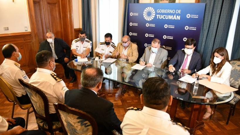 Jaldo firmó el acuerdo salarial con las fuerzas policiales de la Provincia