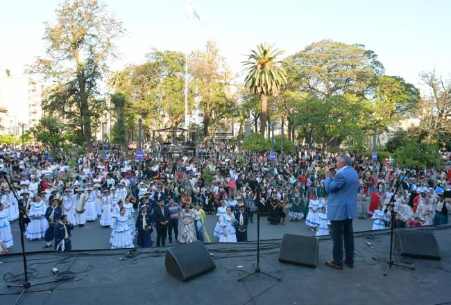 Septiembre Musical: Más de 3000 bailarines rindieron tributo a la tradición en Plaza Independencia