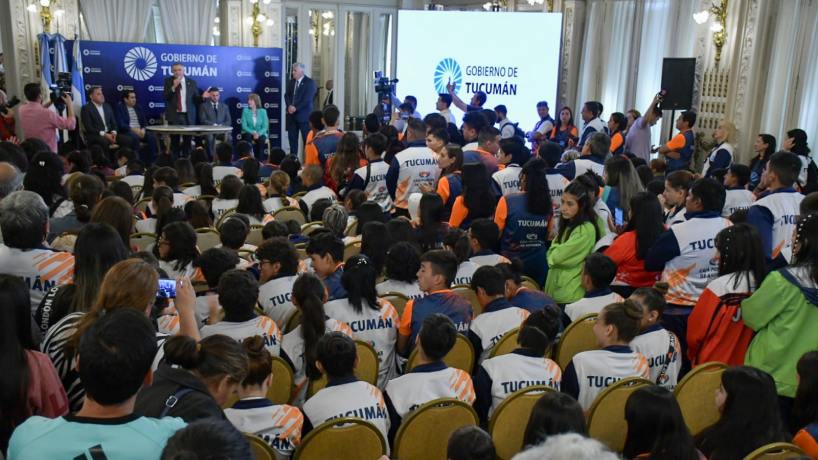 El Gobernador felicitó a deportistas tucumanos que participaron de los Juegos Evita