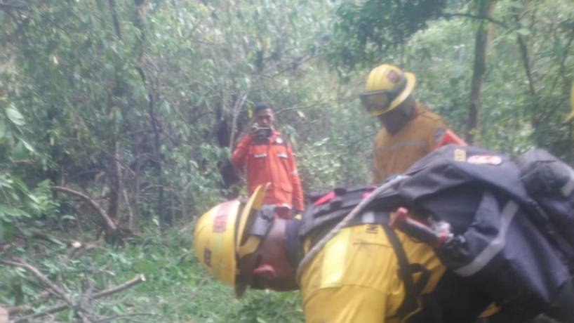 Fortalecen el trabajo en conjunto para combatir el incendio en Santa Ana