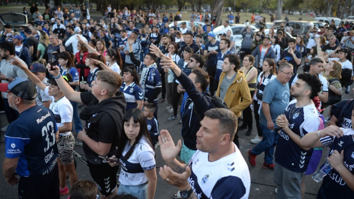 Hinchas de Gimnasia se autoconvocaron para exigir justicia