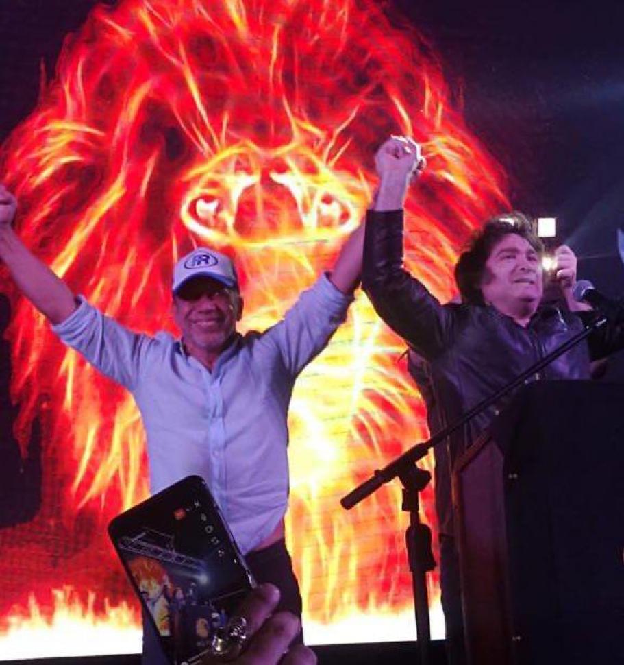 Javier Milei y Ricardo Bussi sellaron su alianza en Tucuman ante 30.000 personas