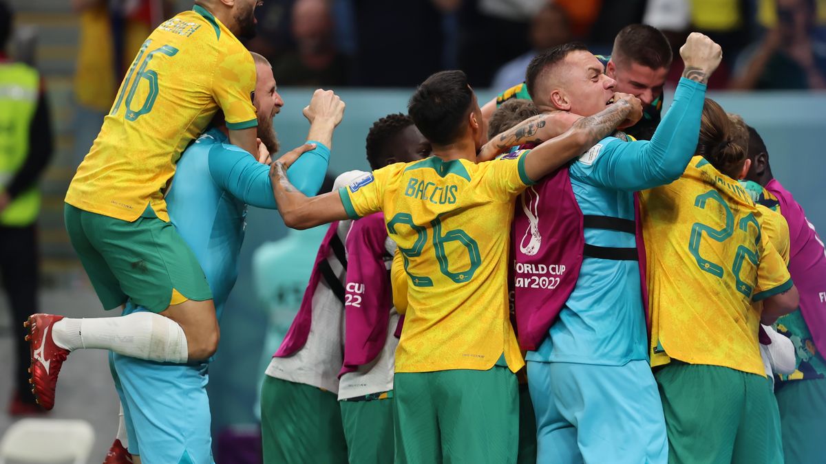Australia venció 1 a 0 a Dinamarca y se clasificó a octavos