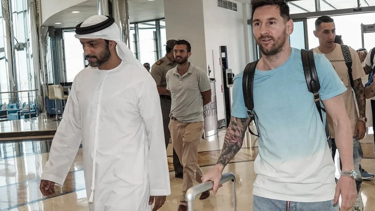 Messi, Paredes y Di María llegaron a Abu Dabi y se sumaron a la concentración de la Selección Argentina