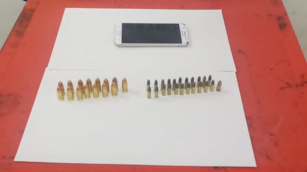 Secuestraron municiones y un celular por el robo en un local