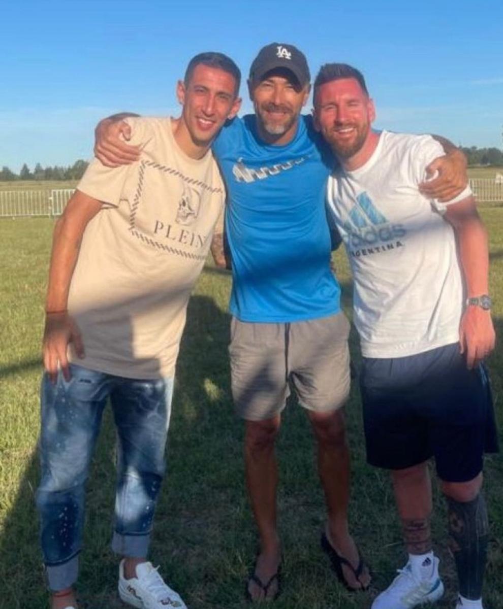 Los campeones en Rosario: Messi y Di María llegaron en avión y ya están en sus casas