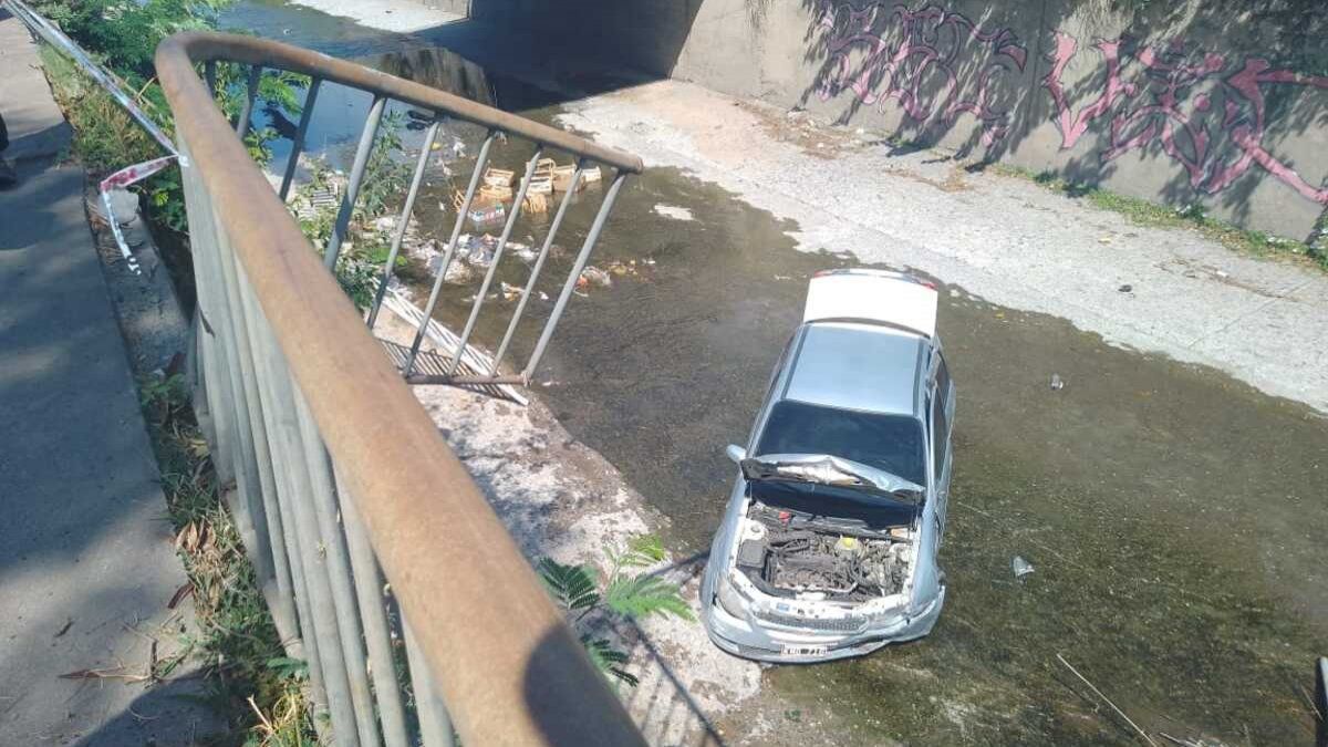 Un automóvil conducido por un hombre cayó en el Canal Sur
