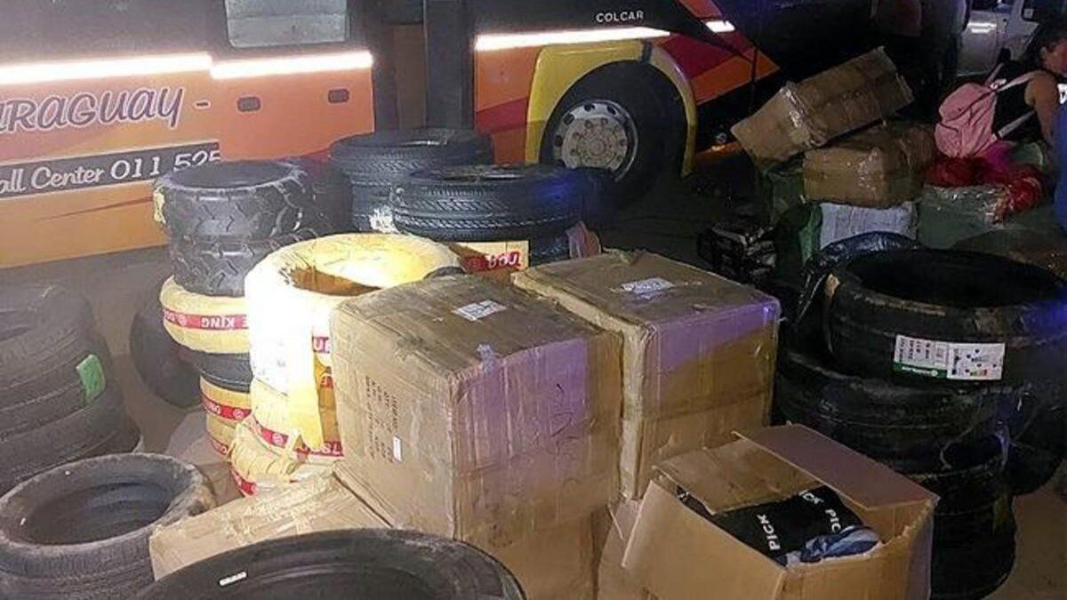 incautan 200 cubiertas y 300 bultos de mercadería