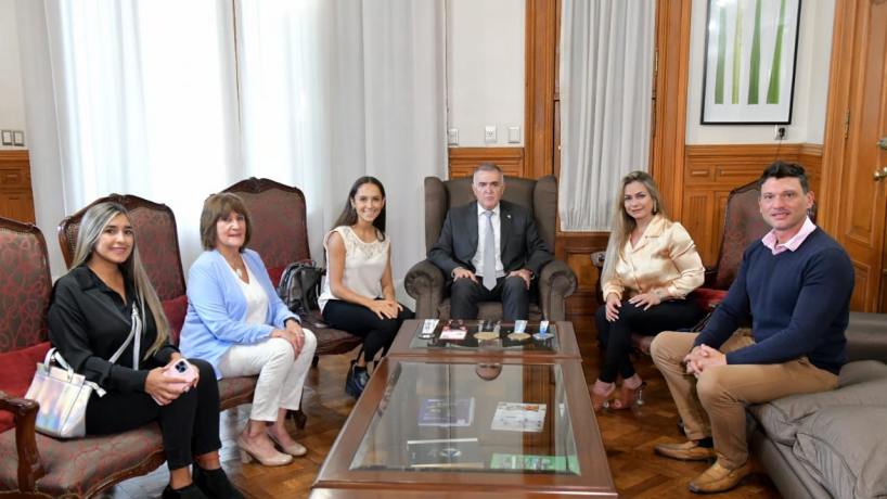 Jaldo recibió a dos tucumanas que protagonizarán competencias internacionales