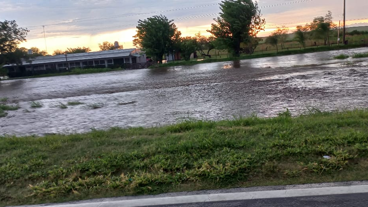 tránsito limitado por agua acumulada en la calzada