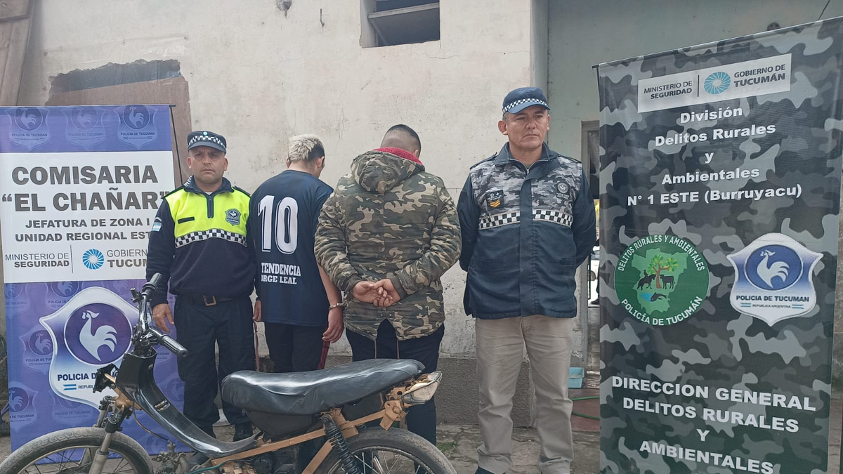 Demoraron a dos jóvenes y le secuestraron la moto