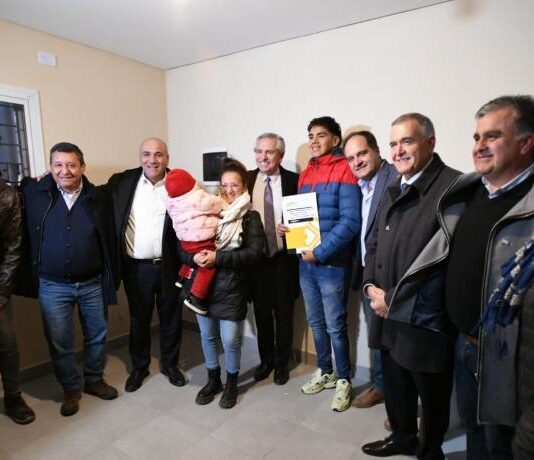 El Presidente, junto a Jaldo y Manzur, entregó viviendas en San Andrés