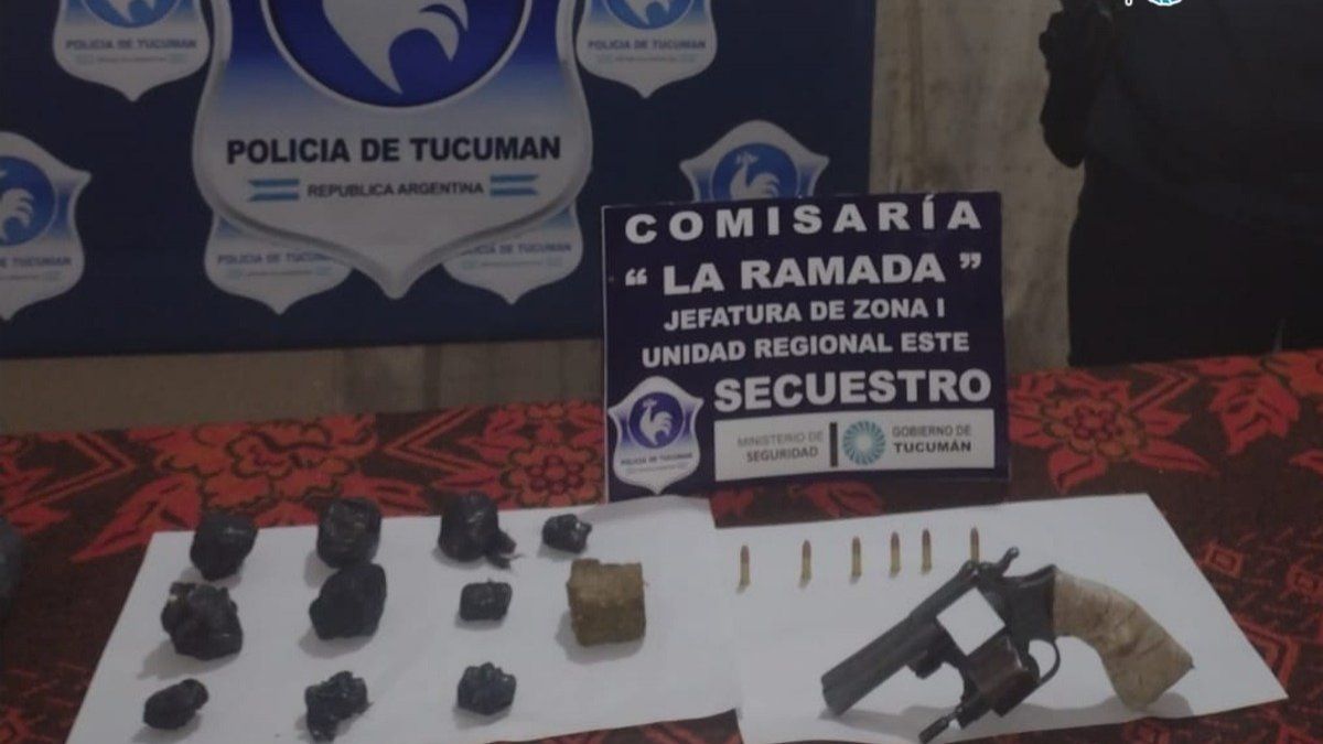 La policía secuestró un revólver y estupefacientes