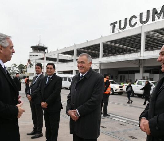 Llegó Alberto Fernández a Tucumán y fue recibido por Manzur y Jaldo