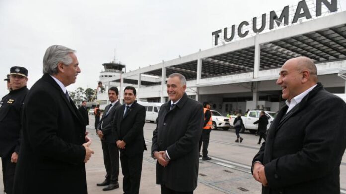 Llegó Alberto Fernández a Tucumán y fue recibido por Manzur