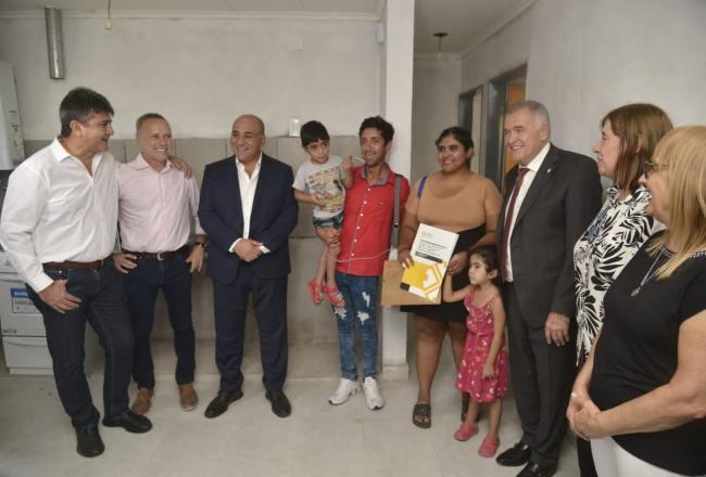 Manzur y Jaldo entregaron 100 casas en Manantial Sur