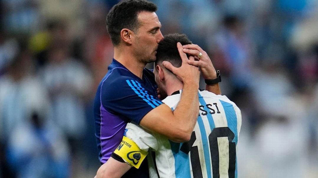 Scaloni: Messi es mejor que Maradona pero si puedo me quedo con los dos