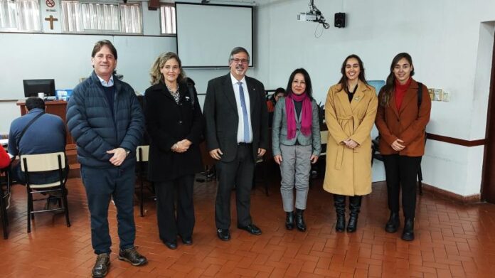 La comunidad peruana de Tucumán recibió atención administrativa en el