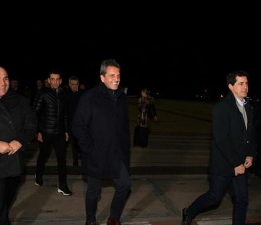 Manzur recibió a Sergio Massa en el aeropuerto