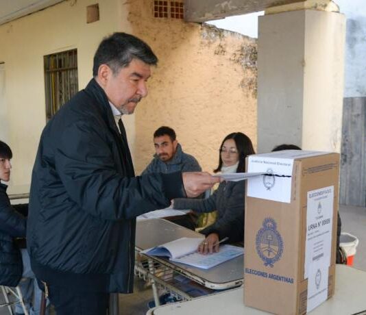 Acevedo tras emitir su voto: “Todas las escuelas abrieron con normalidad”