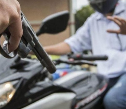 Delincuentes balearon a un hombre para robarle la moto