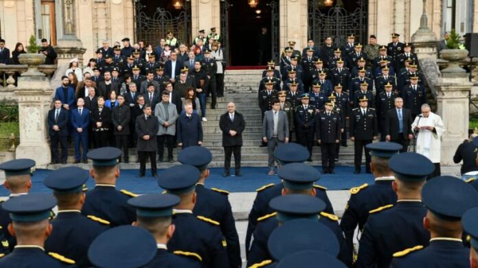 Suman a más de 1000 agentes de policía y personal
