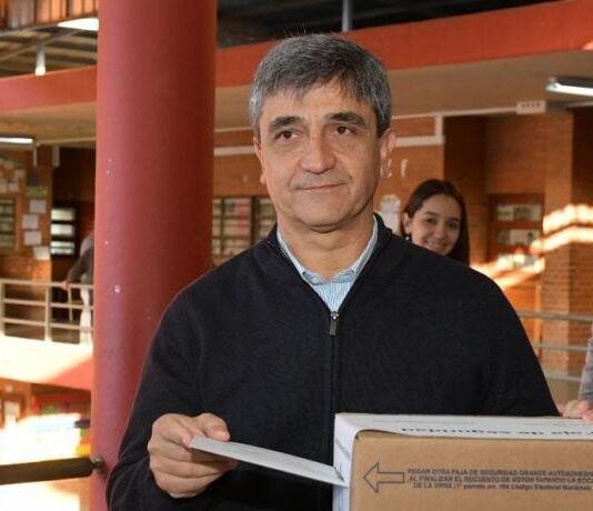 Votó Yedlin: «Que sea un día de fiesta democrática y que las urnas hablen»