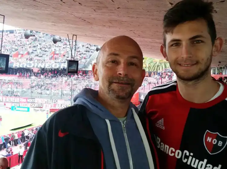 El médico de Messi y su hijo, fanáticos de Newells.